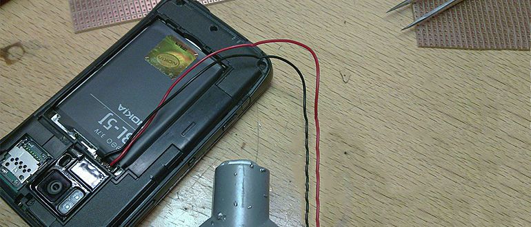 Schakel de telefoon in zonder batterij