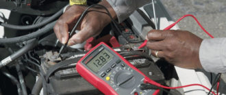 semak bateri dengan multimeter